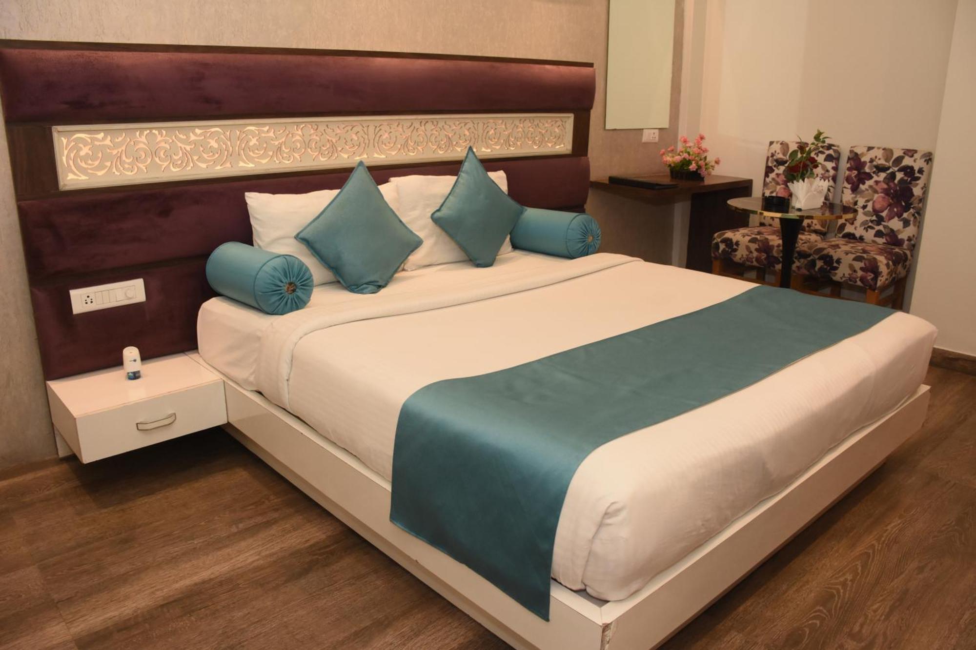 Gurveer Royal Hotel