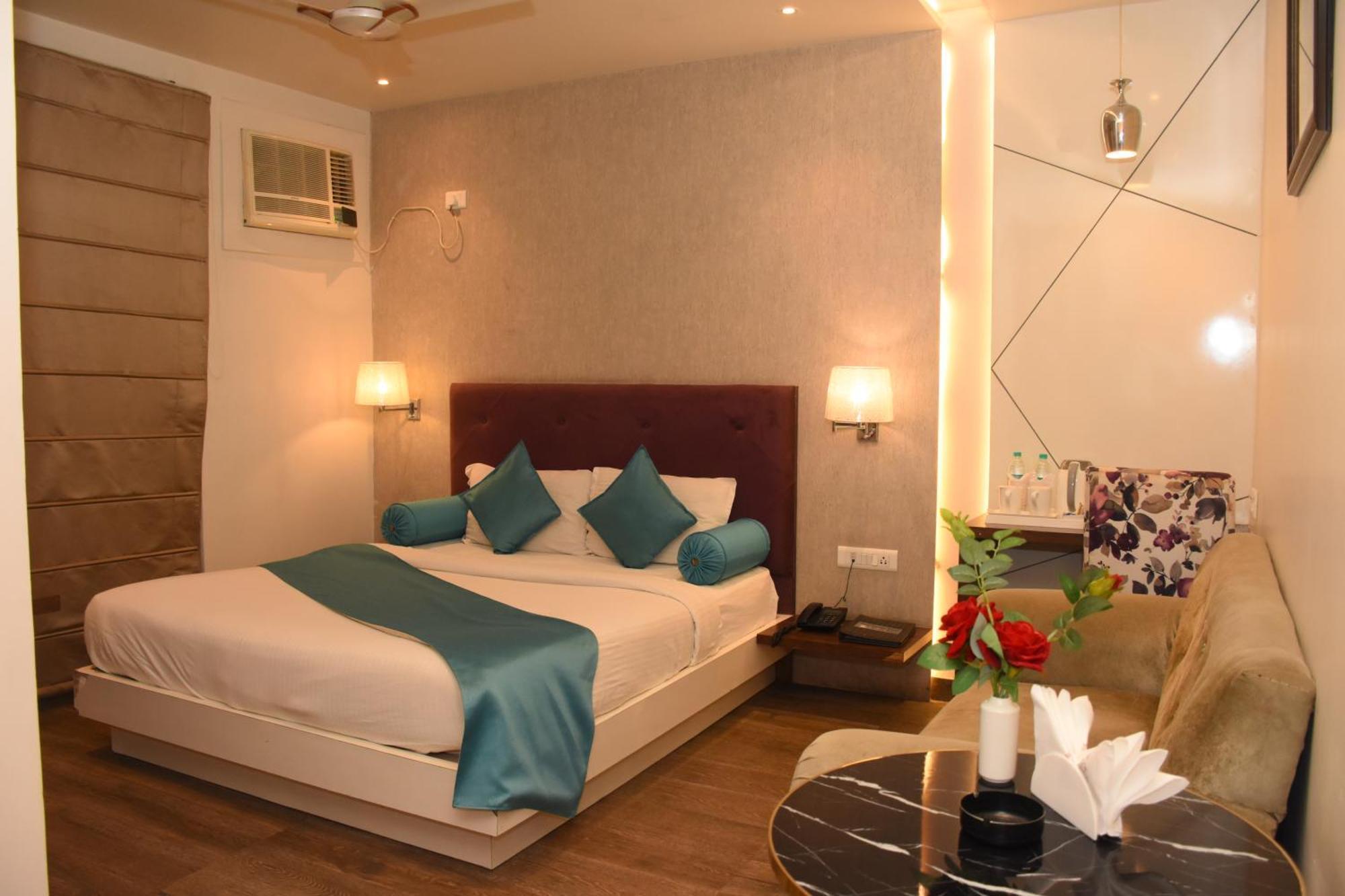Gurveer Royal Hotel